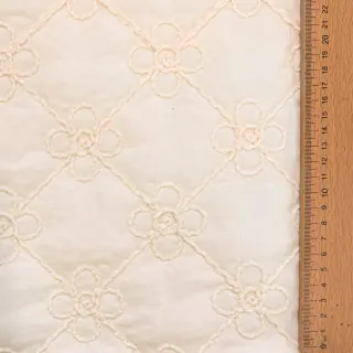 Stepped fabric Flower design offwhite
