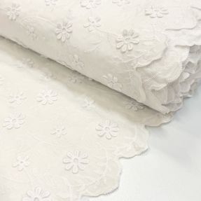 Cotton fabric EMBROIDERY Catchy daisy off white