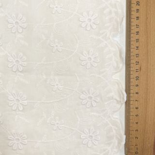 Cotton fabric EMBROIDERY Catchy daisy off white